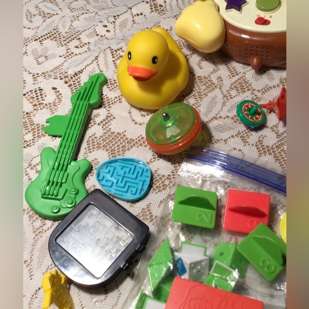 LOT OF RANDOM TOYS - Picture 8 of 9